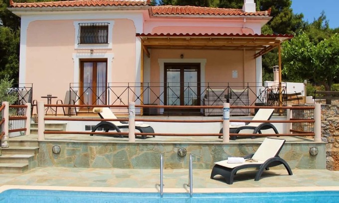 Skopelos Villa | Tranquiliti in the middle of Skopelos island