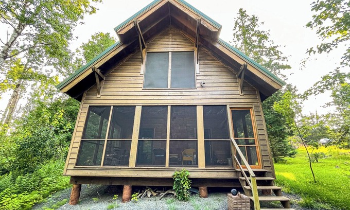 Herbster Cabina | Tranquility & Adventure Await at the River's Edge