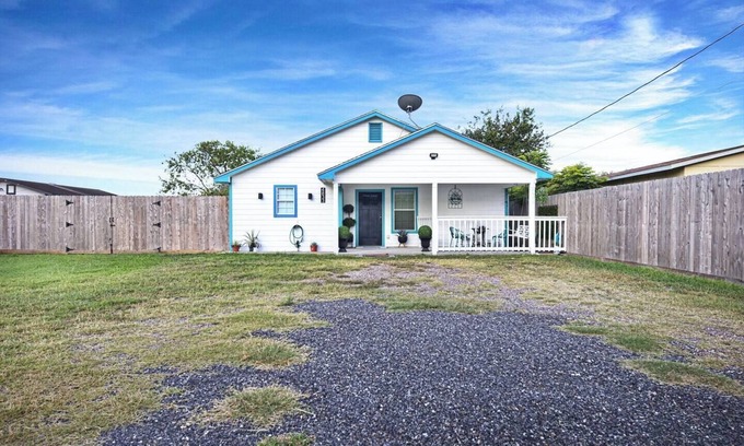 South Side Casa | Tranquility Cottage: Charming 2BR Corpus Christi retreat, central location