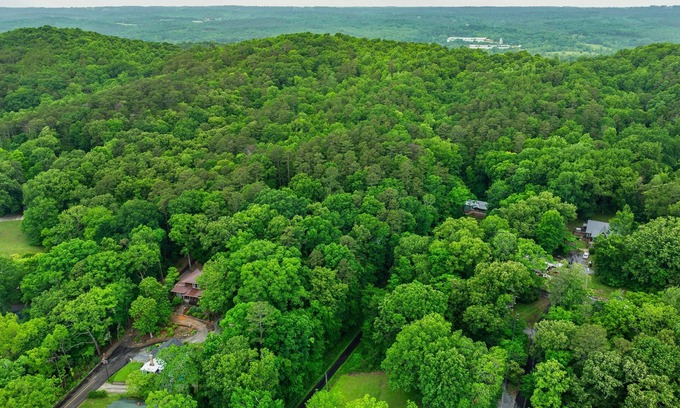 Fort Payne Cabaña | NEW Tranquility Hideaway Cottage | Downtown Fort Payne | 2+ Wooded Acres | Wi-Fi