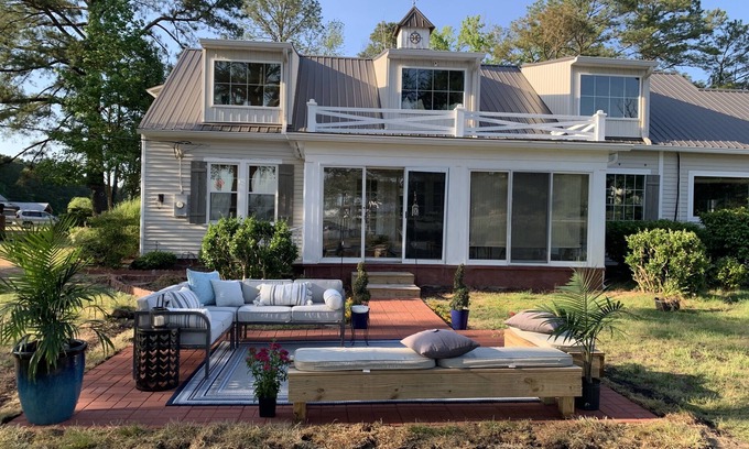 North Casa | Tranquility on the Water! Renovated Modern Farmhouse on Private Cove on N. River