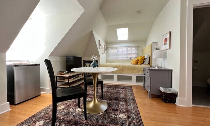 Old Irving Park Apartamento | Tranquility Retreat - Serene Setting