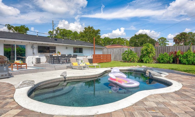 Isle of Palms Casa | Tranquility by Mayo w/ Heated Pool Mins to Beach