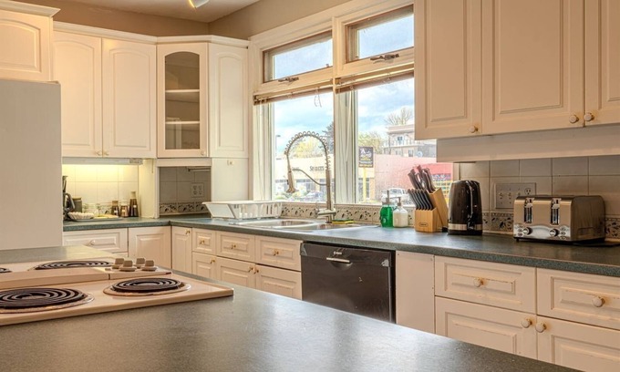 Crescent Heights Casa | *TransCanada* AC+3BR+3Sofa Bed upto 12 sleeps