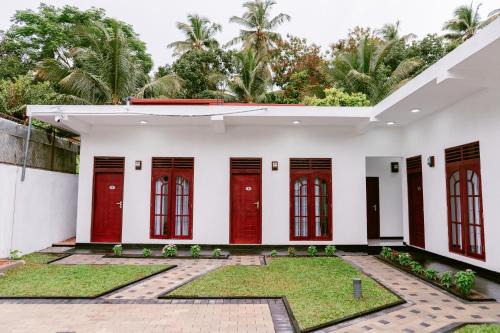 Andiambalama Hotel | Transit Heaven - 10 Minutes to Airport