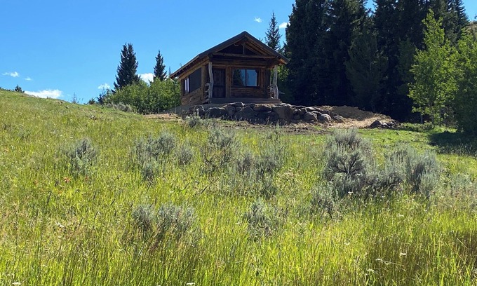 Ennis Cabina | Trapper's Cabin on Firetower ranch