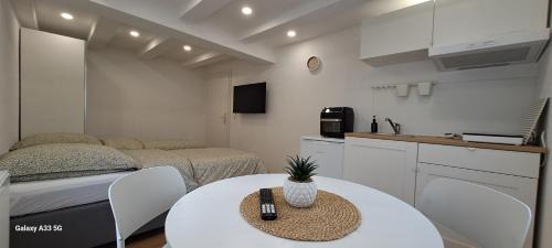 Aldingen Apartamento | Traumhaft moderne Einzelzimmer mit Gemeinschaftsbad -WC in 78554 Aldingen