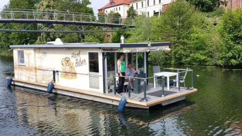 Havelsee Casa | Traumhaus-auf-dem-Wasser-Modernisiertes-Hausboot-13-x-4-m