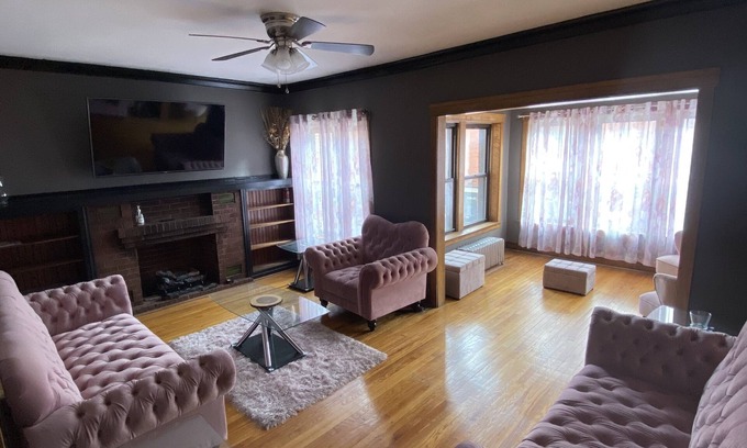 Grand Boulevard Apartamento | Travel Nurse/ Health Professional 3-Bed Apartment