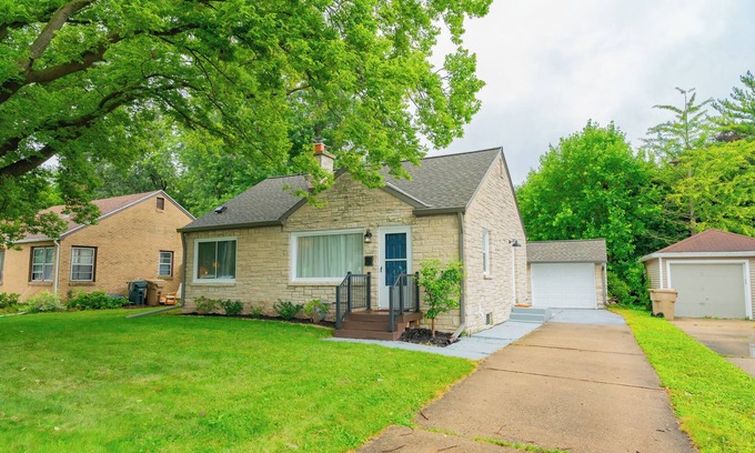 Bay Creek Casa | Travel Nurse’s Modern Bungalow! Cozy 3 Bedroom Home