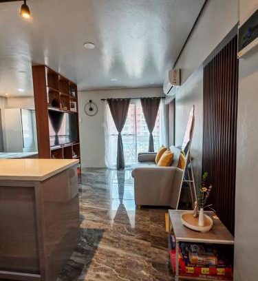 Mactan Export Processing Zone Apartamento | Traveler's Nest near Airport, Netflix, Stylish, Cozy with swimming pool
