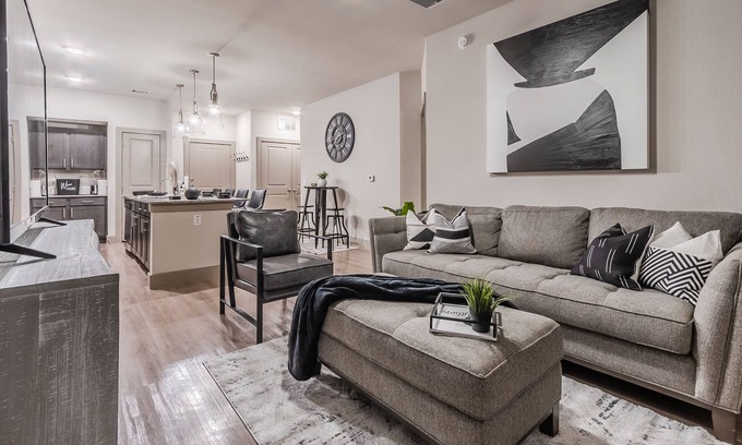 Irving Apartamento | Traveler's Paradise Lux Apt w/ Backyard + more!
