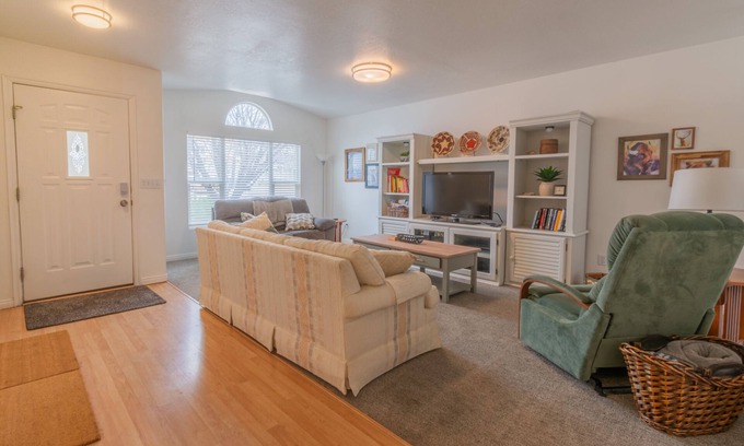 Cedar City Casa | Traveler's Rest 3 Bedroom Home by RedAwning