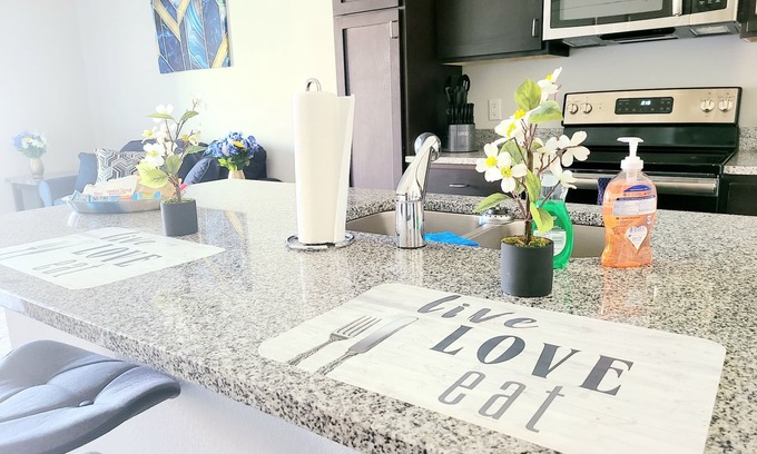 Central West End Apartamento | Traveler's Retreat- King Suite w/ Patio (224)