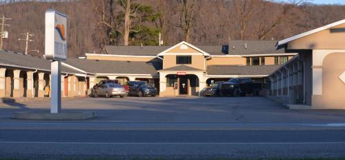 New Martinsville Hotel | Travelers Inn