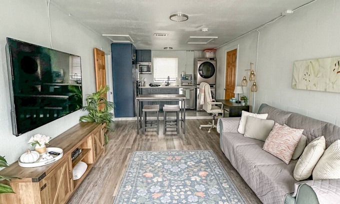 Venice Gardens Casa | Travelers Nook close to Venice Beach!