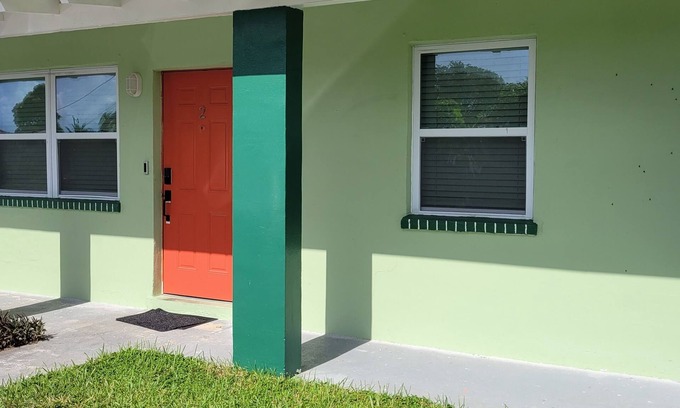 Riviera Beach Apartamento | Traveler's Paradise- East by the Beach