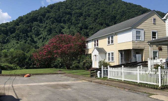Mount Carbon Apartamento | Travelers Rest slps 5 Riverview, near NRG, trails, fishing. NRG, Falls, & more.
