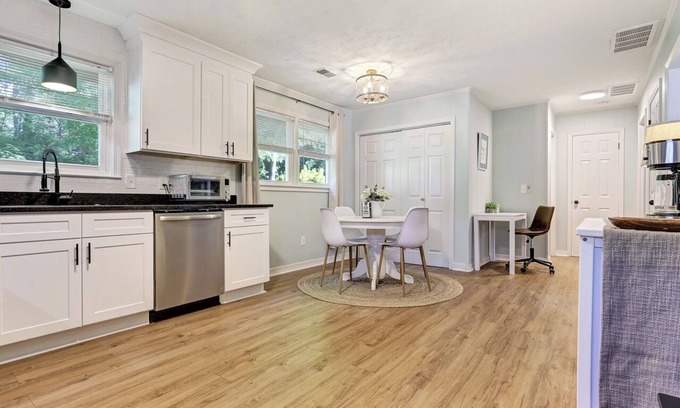 Travelers Rest Cabaña | Travelers Rest Cottage close to downtown and the Swamp Rabbit Trail.