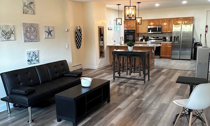 Pittsfield Apartamento | Traveling Nurses! Paradise, 0.2 Miles from BMC - 3 Bedroom