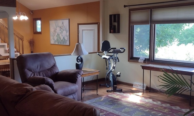 Baraboo Casa | Traveling RN's - Jacuzzi tub and Only 5 blocks to St Clare Hospital