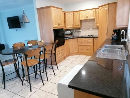 L'Agulhas Casa | Travellers Treat - 8 Sleeper House minutes from the beach!