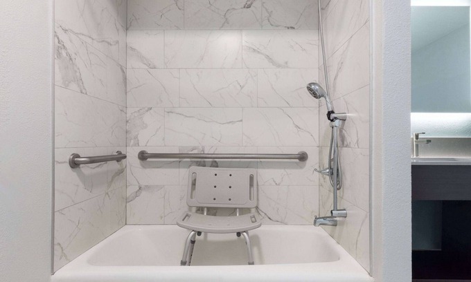 Lemoore Hotel | Travelodge by Wyndham Lemoore Near Naval Air Station