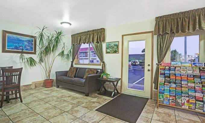Licton Springs Hotel | Travelodge by Wyndham Seattle North of Downtown