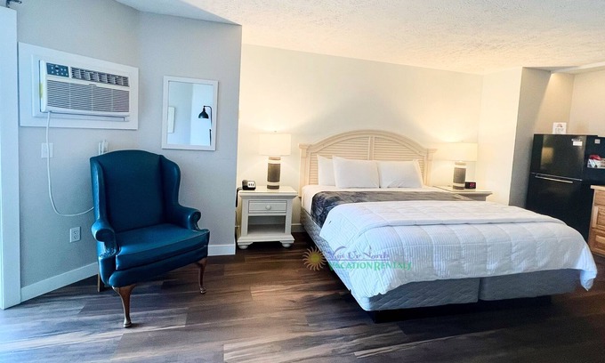 Traverse City Condominio | Traverse City studio condo on Sandy Beach. Ground floor. Outdoor pool. A/C.