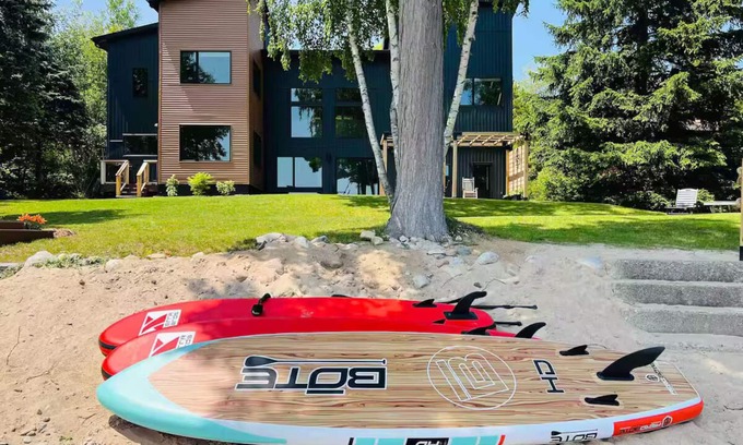 Traverse City Casa | Traverse City Waterfront Modern Escape on West Bay