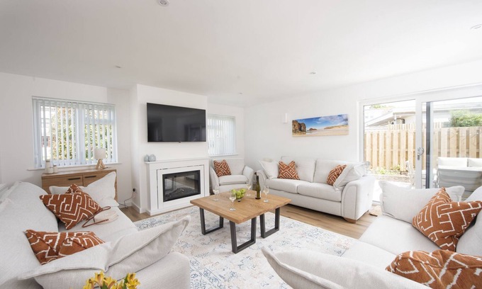 Goonhavern Casa | Tre Lowen - sleeps 8 guests in 4 bedrooms