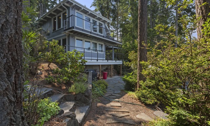 Allyn-Grapeview Casa | Treasure Island Beach House w/ Kayaks, Fun, Views, and Hot Tub!