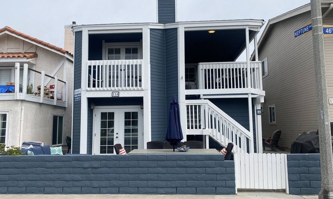West Newport Condominio | Treasured Delight* Exclusive Patio * Clean* Upstairs Unit *4 houses to sand