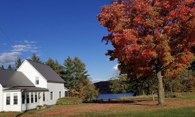 Newport Otro | Una excepcional casa de campo en South Bay, Lake MemphreMagog, le da la bienvenida.