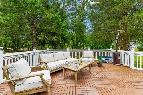East Quogue Casa | Tree Canopy Oasis
