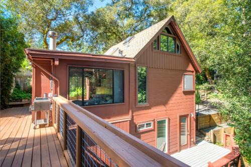 Guerneville Casa | Tree Fort! Redwoods! Hot Tub! Fire Table! Google Smart Home! Fast WiFi! Dog Friendly!