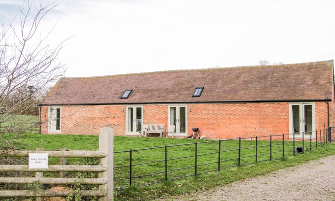Eaton Mascott Cabaña | TREE HOUSE BARN, pet friendly, with a garden in Shrewsbury