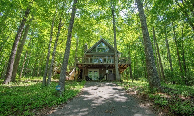 Shatley Springs Cabaña | Tree House Chalet - Hot Tub - Firepit - Gas Fireplace - Close to Shatley Springs Restaurant