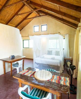 Tofinho Casa | Tree House Cottage, Garden Views, Hot Water