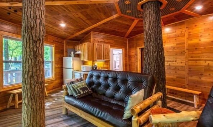 Manchester Cabina | Tree House Deluxe Cabin w/bath - Glamping with real trees growing in the center of the cabin!