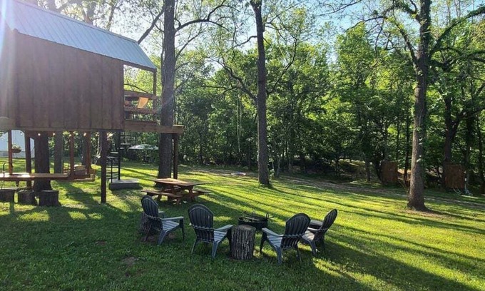 Eureka Springs Casa | Tree House Glamping Destination near the Ozarks, with River Access for Swimming and Fishing