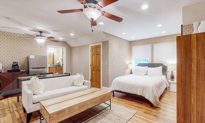 Hendersonville Apartamento | Tree House | Spacious Studio on 20 Acres | Patio & Mile-Long Trail