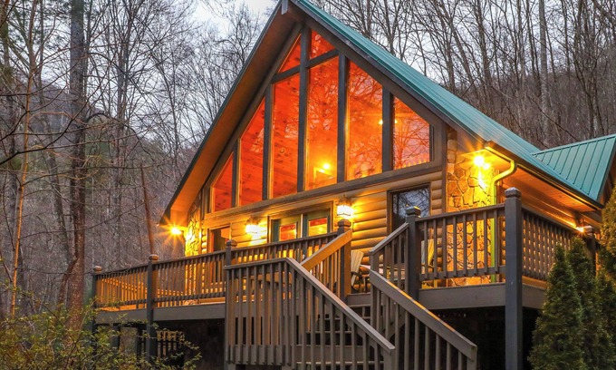 Bryson City Cabina | Tree-Lined Cabin w/ Hot Tub & Deck in Bryson City