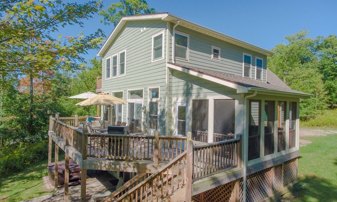 Swanton Casa | Centralmente ubicado Lake Access Home w / Hot Tub & Fire Pit!