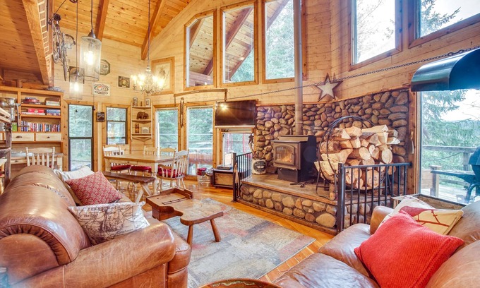 McCall Cabina | Tree-Lined McCall Cabin: Walk to Payette River!