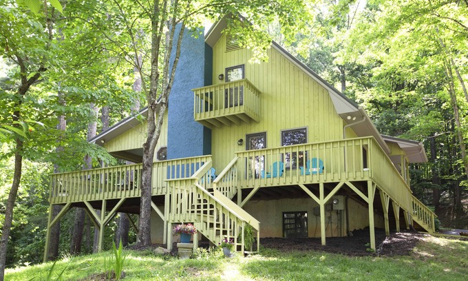 Weaverville Casa | TREE LoFT! 15 Min to Ashvlle, Cozy Gas FIREPLACE, Wrap-around DECK, Great WiFI