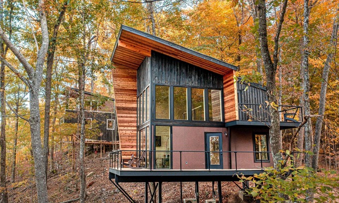 Beersheba Springs Cabina | Tree Loft 2 in the trees on a bluff in the Cumberland mountains
