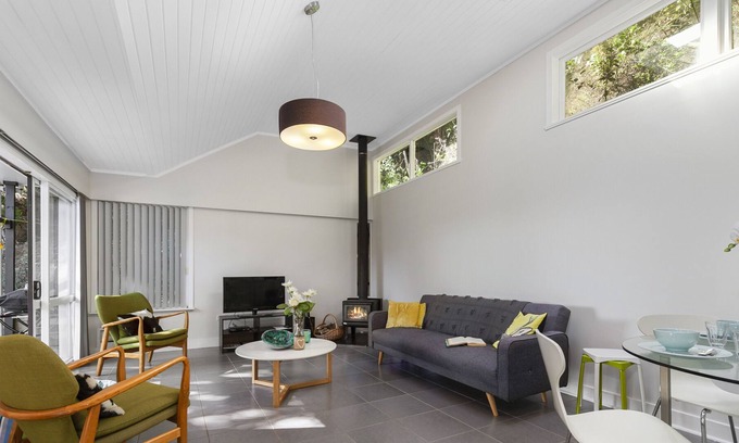 Snells Beach Casa | Tree Top Hideaway - Sandspit Holiday Home