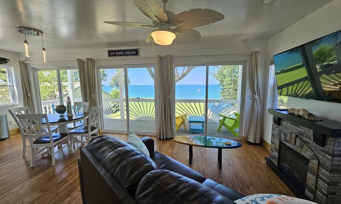 Madison Apartamento | TREE TOP LAKE FRONT COTTAGE