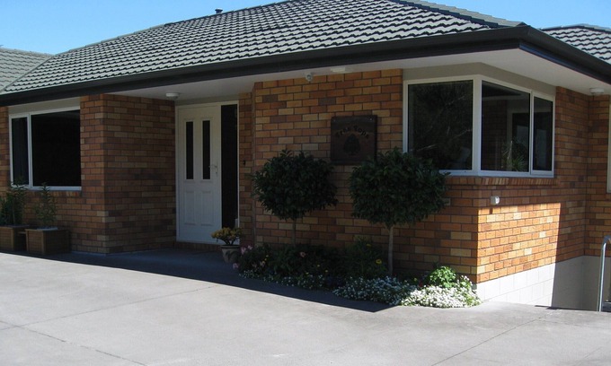 New Plymouth Casa | Tree Tops Apartment opposite Pukekura Park